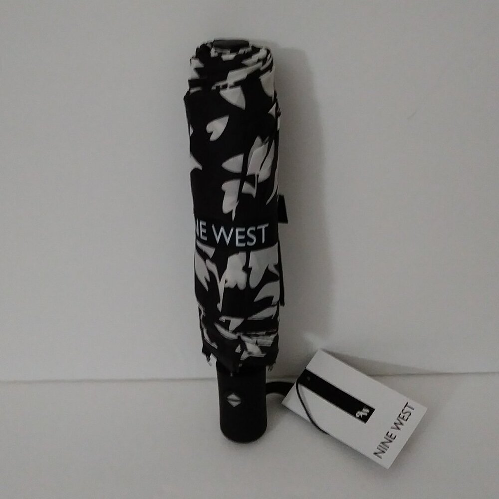 Nine West Umbrella Auto Open/ Close Coverage Black Floral